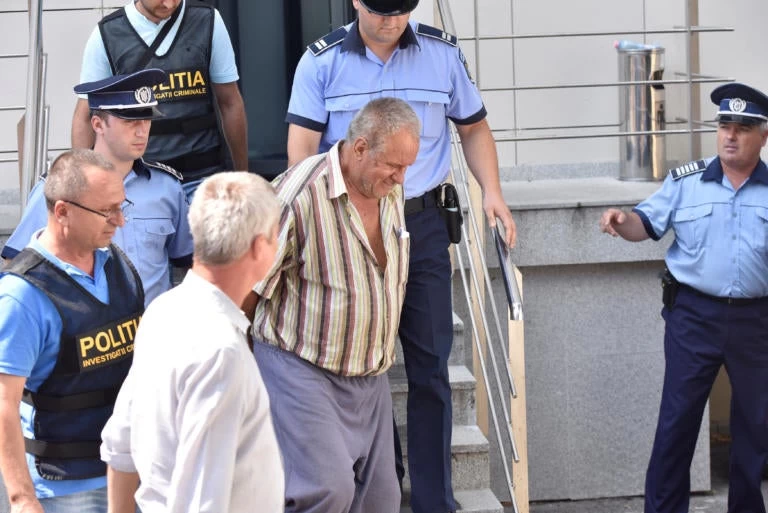 Οργή στη Ρουμανία για τον φόνο δύο έφηβων κοριτσιών από 65χρονο – Χιλιάδες κόσμος στους δρόμους